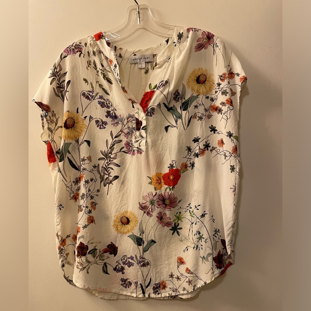 Amour Vert Renata silk shirt. Small. Cream w/botanical print.